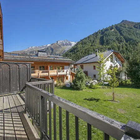 Du Croz 1 Mont Blanc View - 4 En-suites & Sleeps 8 - Happy Шамони